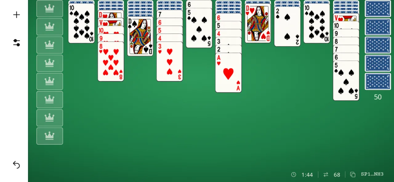 Spider Solitaire sur téléphone à l’horizontale, partie à 2 couleurs en cours : des suites de piques et de cœurs se forment dans les dix colonnes, dont une de cœurs qui descend jusqu’à l’as ; le talon n’a pas encore été distribué.
